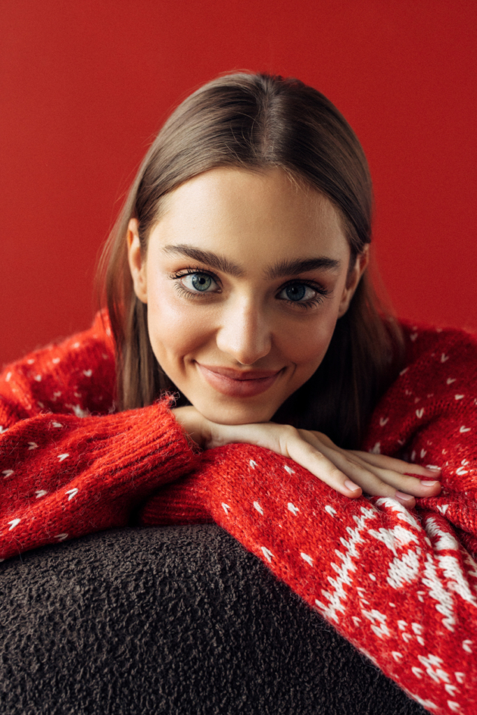 Fiatal lány kötött piros pulóverben, portré