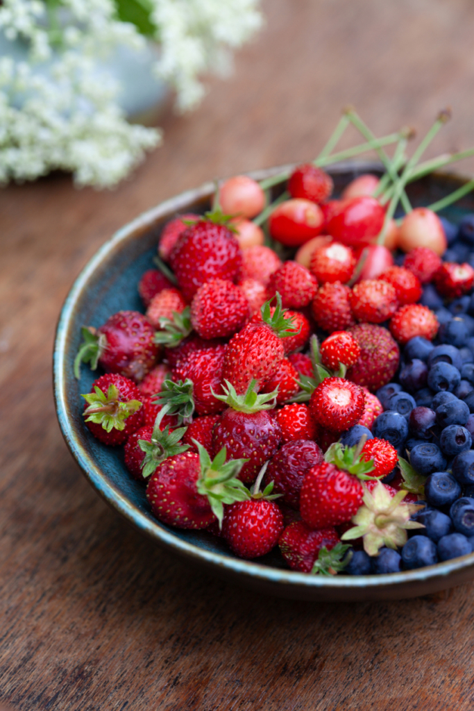 Egy tál bogyós gyümölcs