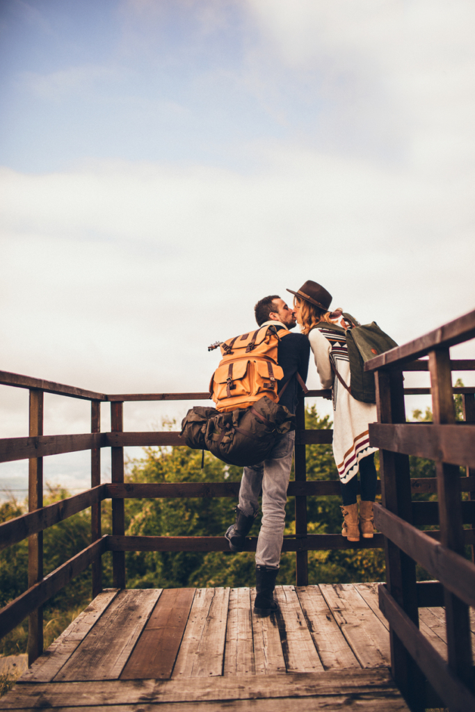 Szerelmespár csókolózik kirándulás közben