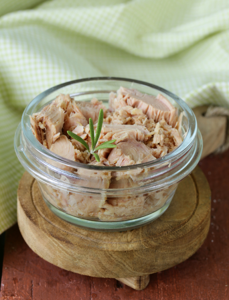 Tonhal egy kis üvegcsében