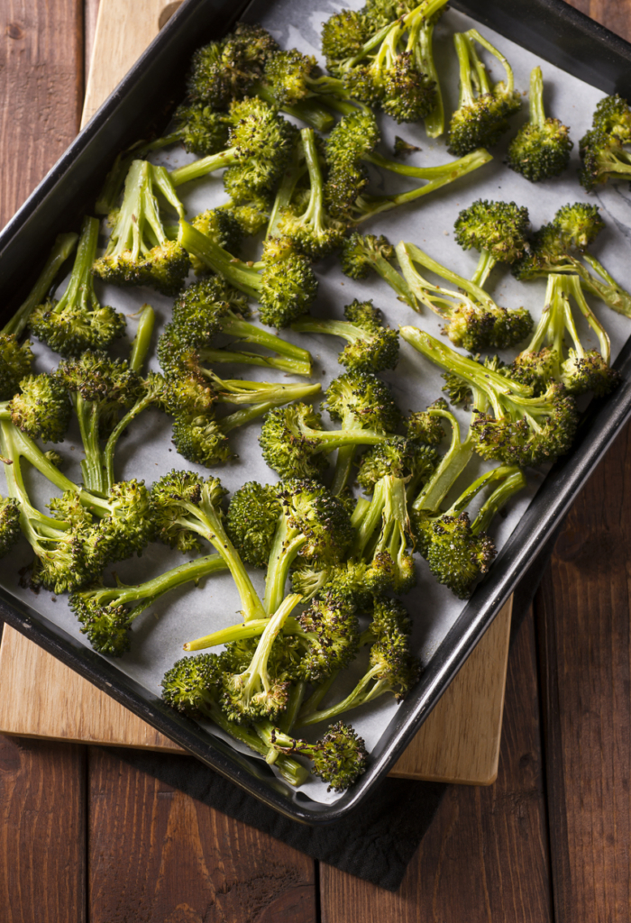 Pirított brokkolik egy tepsin