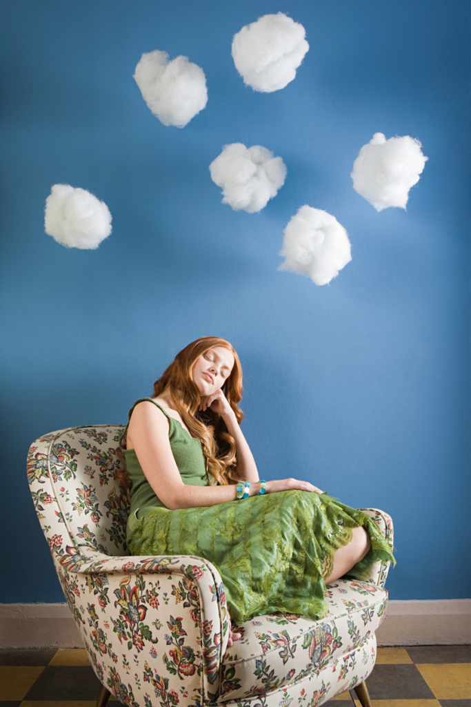 Nő egy fotelben ülve álmodik