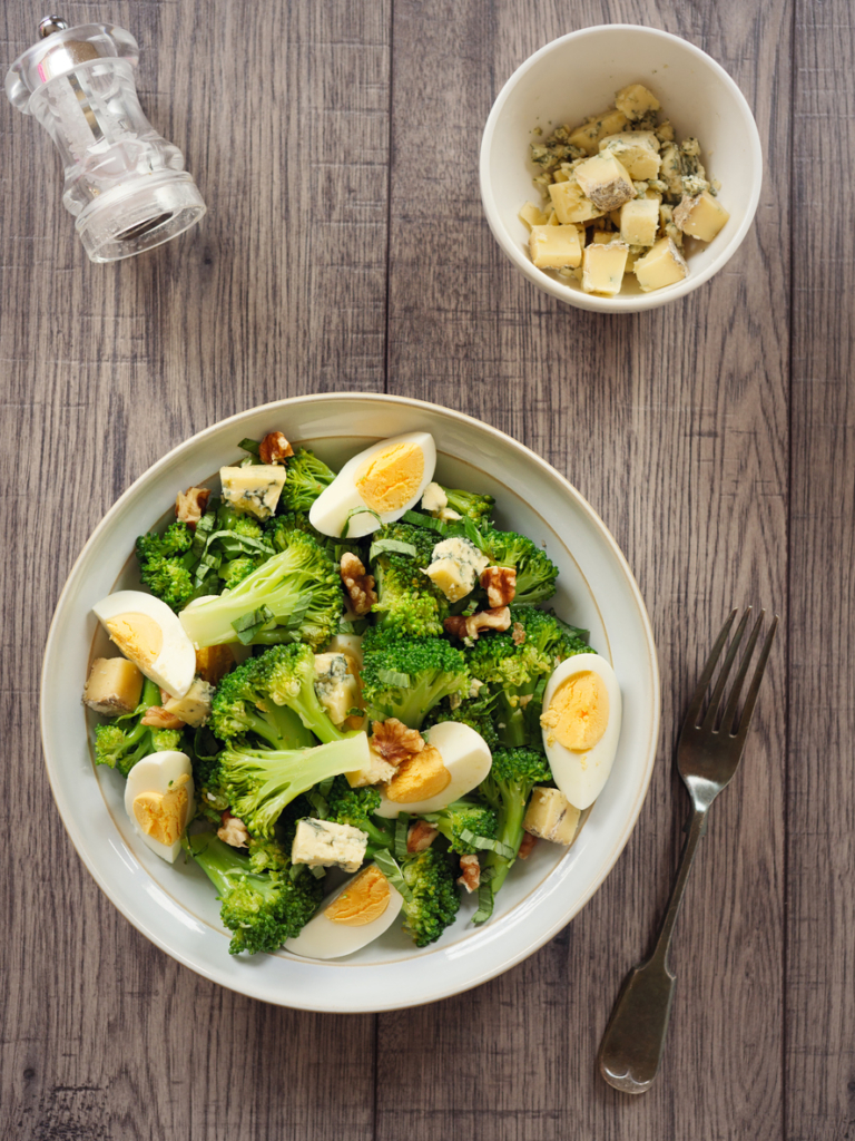 Brokkoli és tojás saláta 