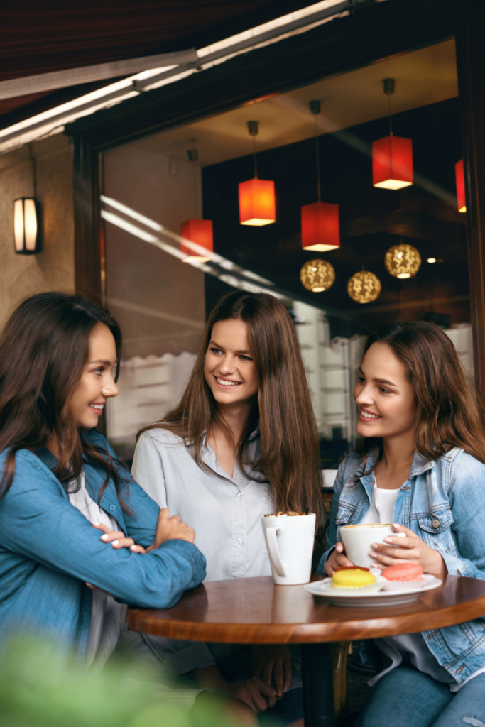 Barátnők egymással beszélgetnek egy kávézóban