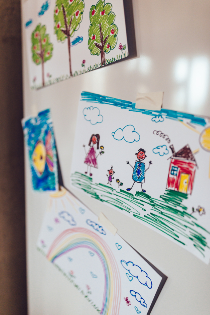 Színes gyerekrajzok a falon