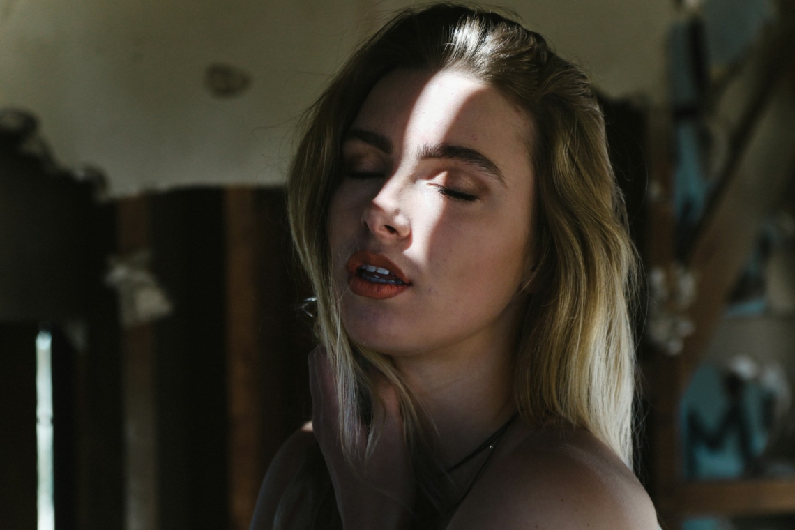 „Eljátszom az orgazmust, csakhogy békén hagyjon.” – Miért van kiakadva a pasim, ha szex közben nem jutok el a csúcsra?