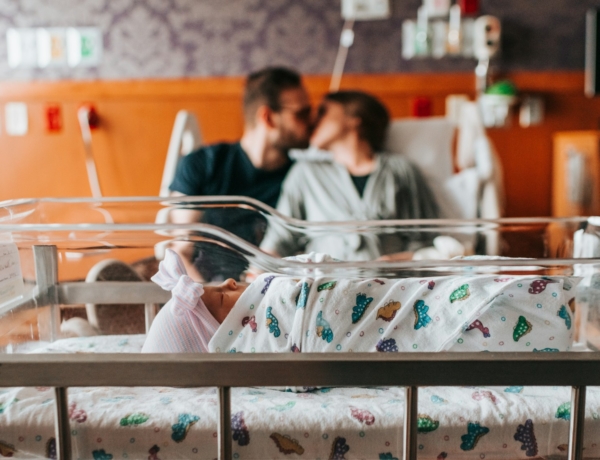 „Kihullott a szemöldököm és bepisilek, ha tüsszentek” – Félelmetesen röhejes sztorik a terhességről