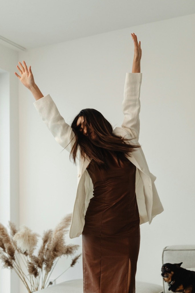 Nő felszabadultan ugrik egyet