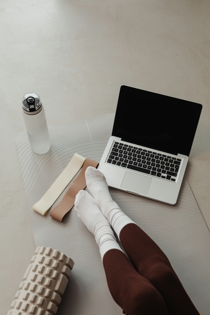 Nő fitness ruhában a laptop előtt ül