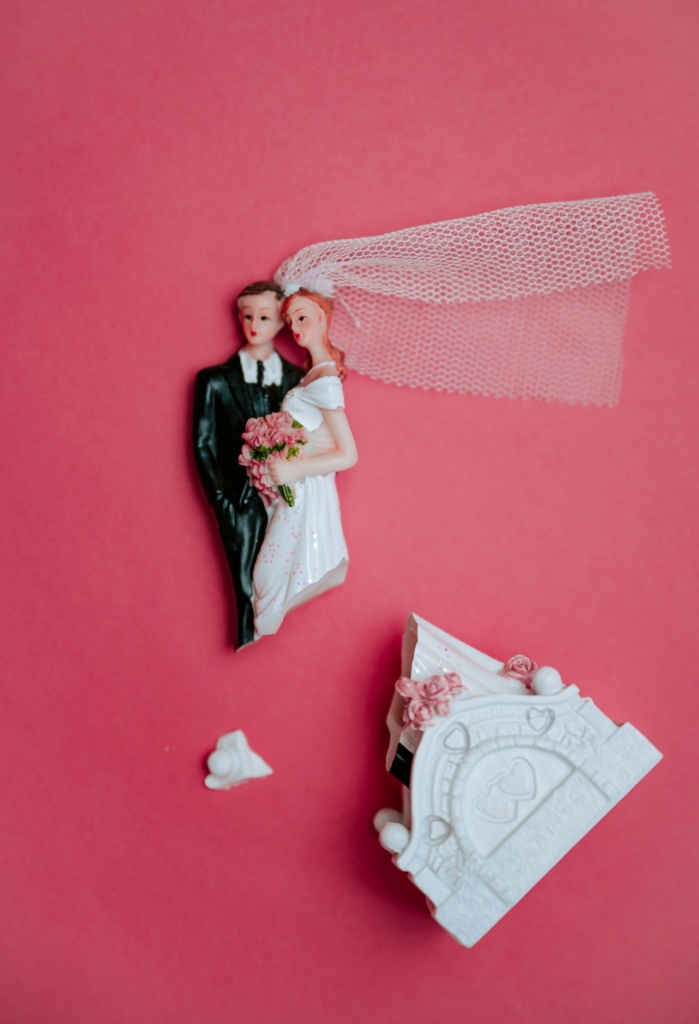 Menyasszony és vőlegény törött szobor