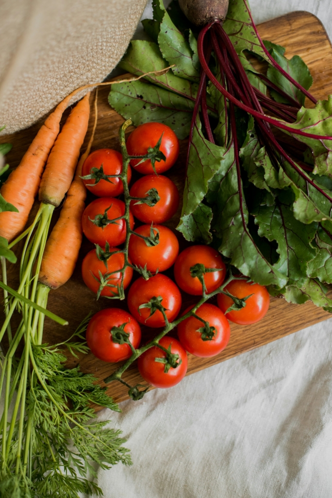 Zöldségek vegyesen az asztalon