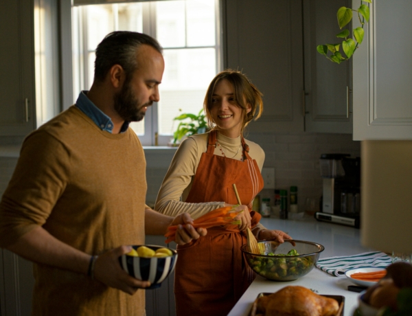 „A férjem egy zacskó chipset csomagolt nekem ebédre” – Fegyverként használt férfi inkompetencia a mindennapokban