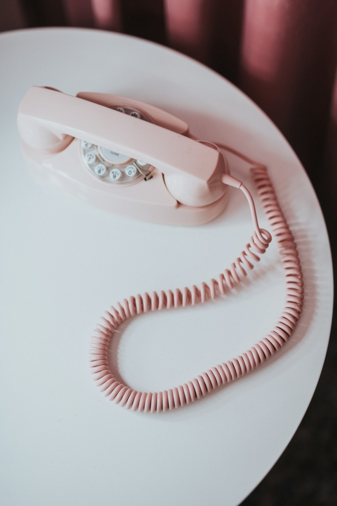Rózsaszín zsinóros, vezetékek betárcsázós telefon