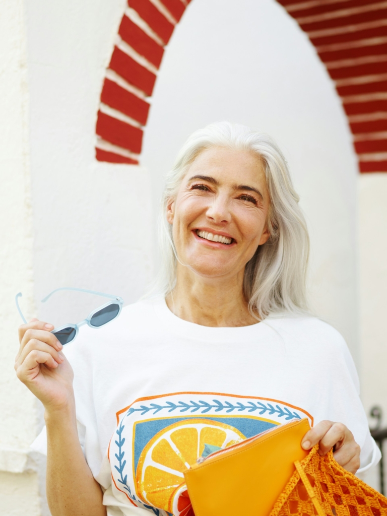 Őszülő, középkorú nő portréja