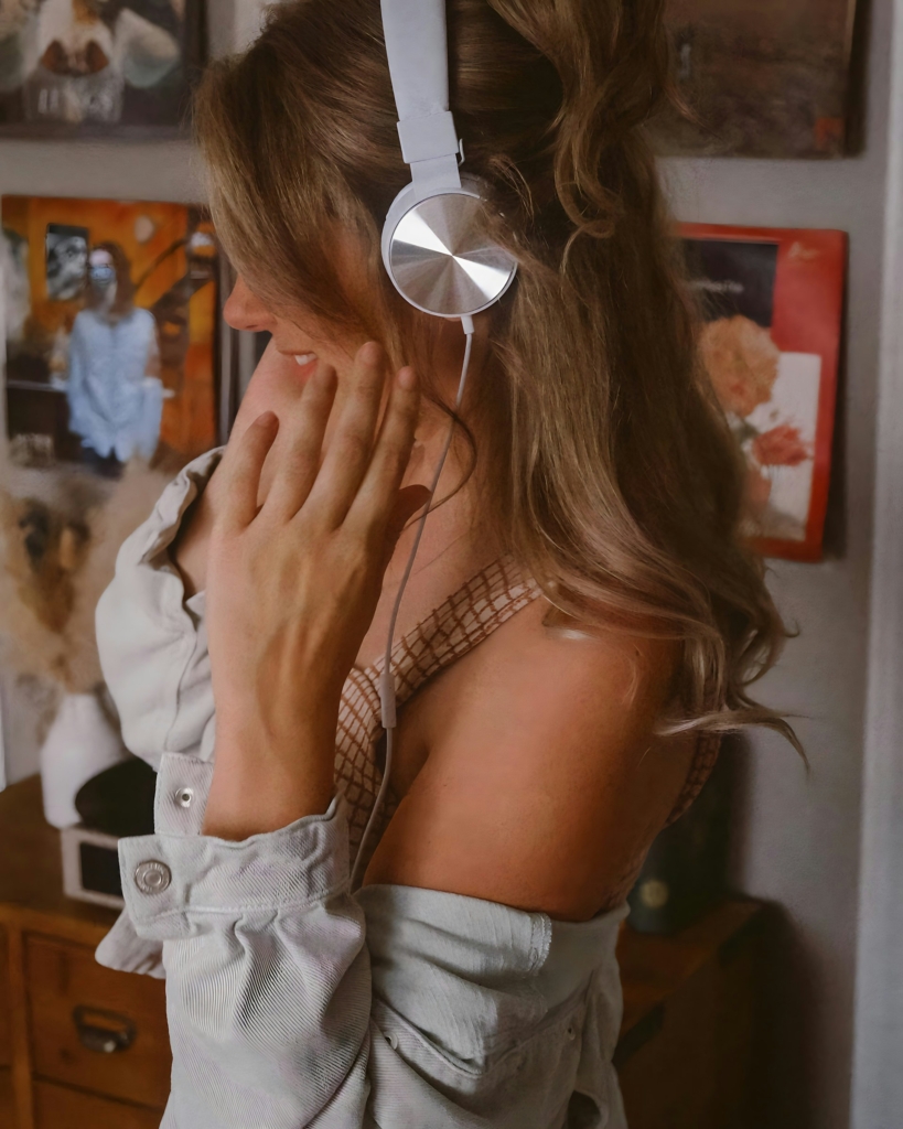 Nő fejhallgatón zenét hallgat