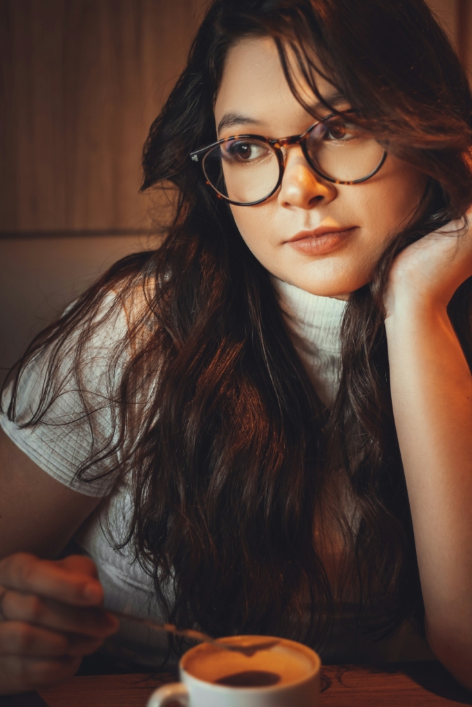 Fiatal, szemüveges lány portré