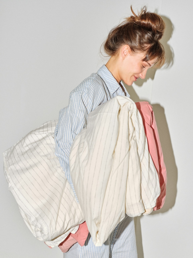 Nő a hóna alatt ágynemúkkel