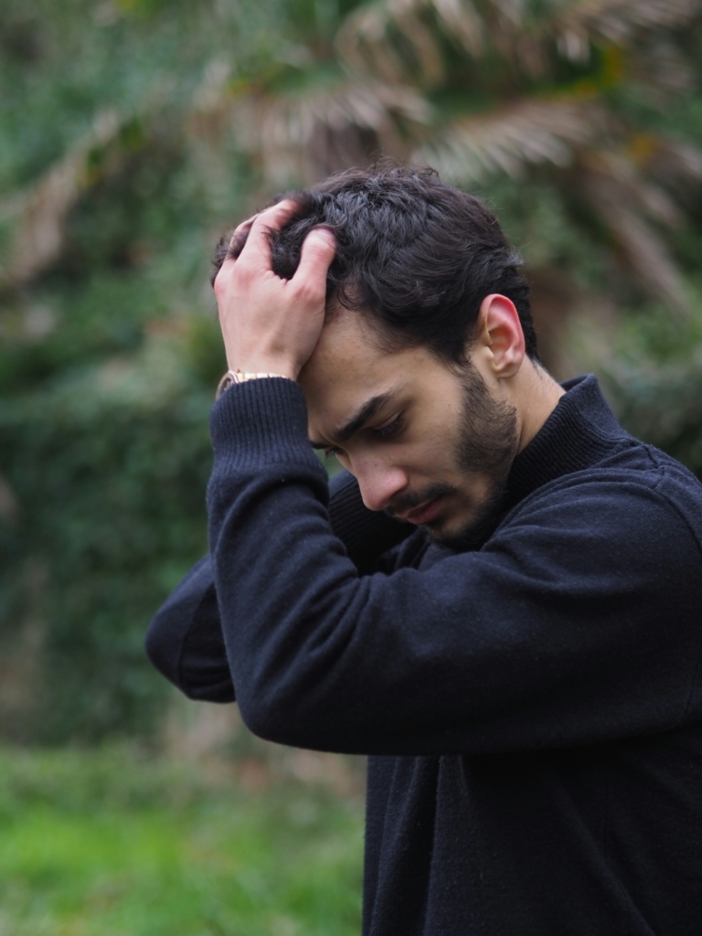 Hombre sosteniendo su cabeza