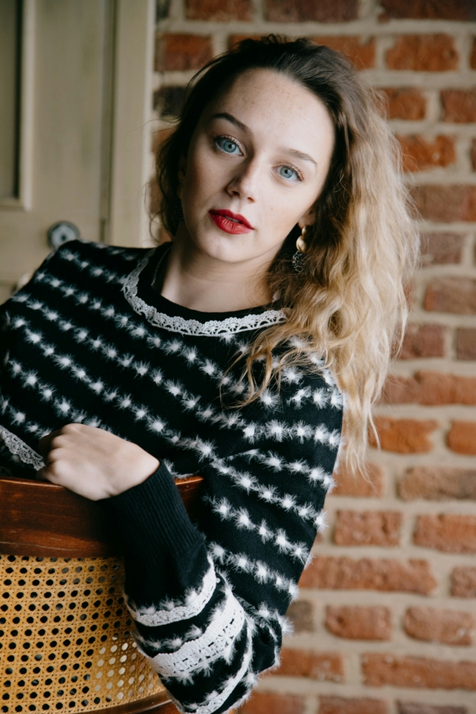 Fiatal lány ül egy széken