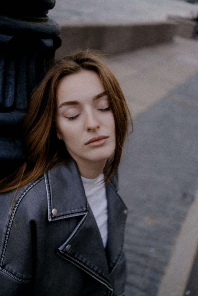 Fiatal lány bőrkabátban, portré