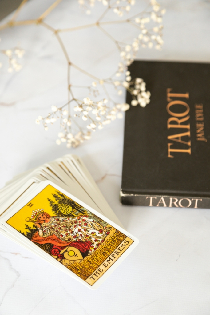 Tarot könyv és tarot kártyát egy kupacban