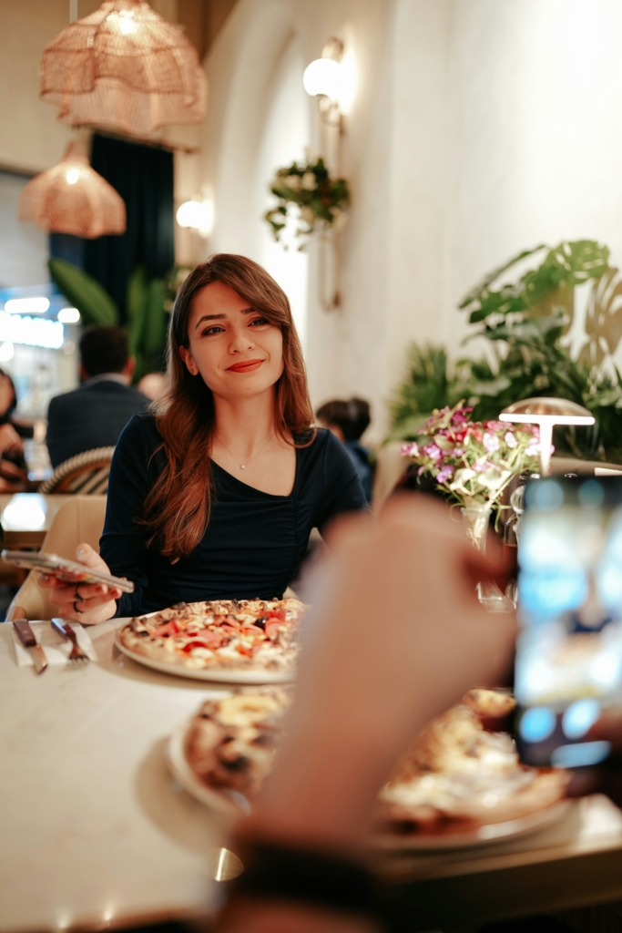 Nő pizza randin egy sráccal