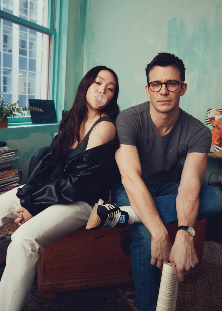 Luke Thompson és Yerin Ha a Netflix egyik fotózásán