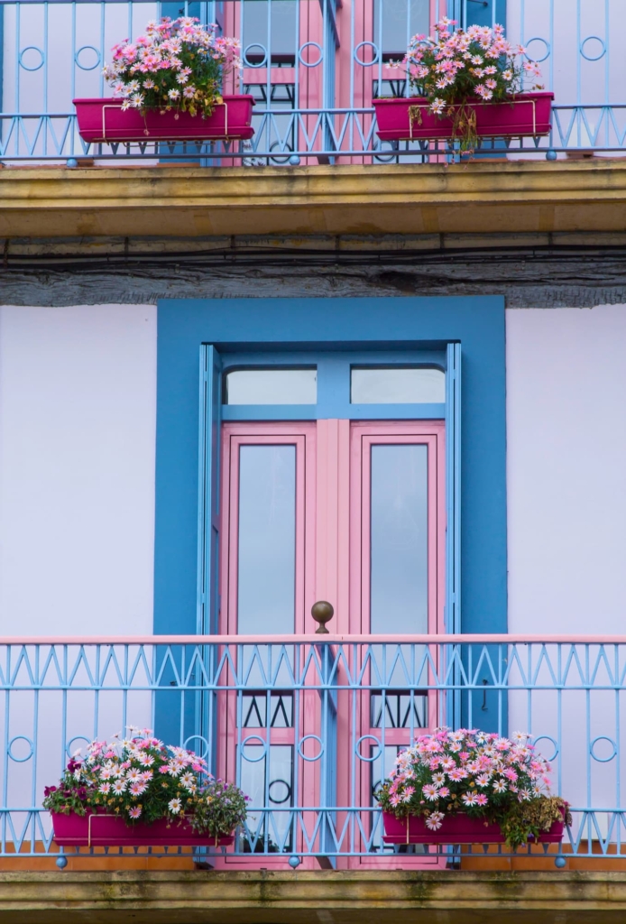 Színes erkély alulnézetből