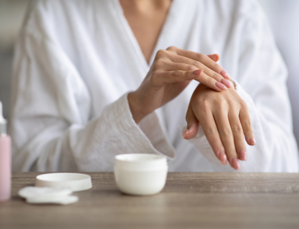 A 7 legjobb retinolos kézkrém napfoltok és ráncosodás ellen