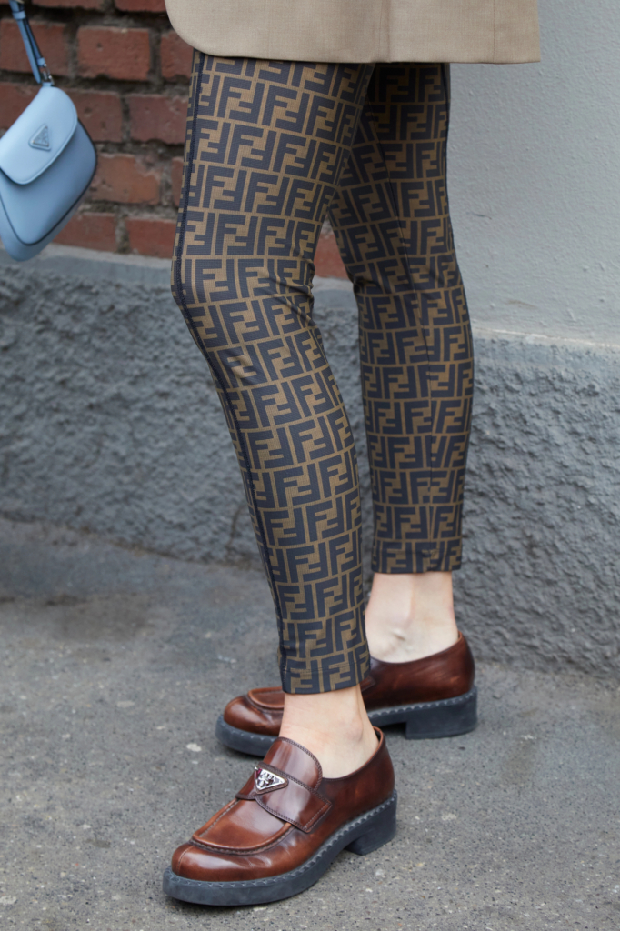 Oxford cipő egy street style influencer lábán