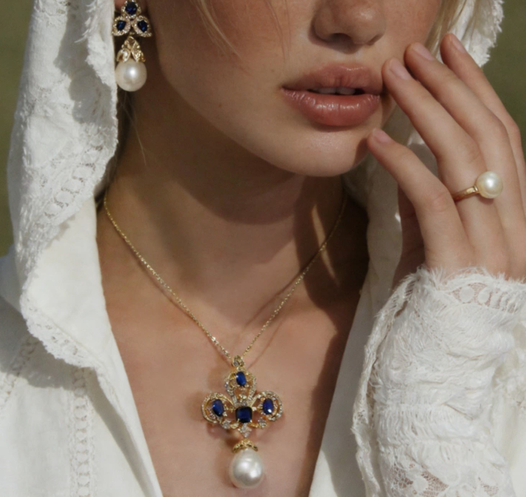 Spilla e pendente Royal Blue Iris Natural Pearl