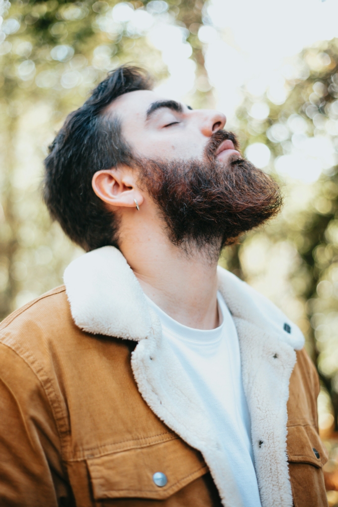 Férfi hátra hajtott fejjel, portré