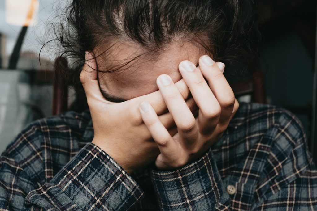 Az érzelmi gátlások mögött gyakran gyerekkori trauma áll– így dolgozhatsz a feloldásán