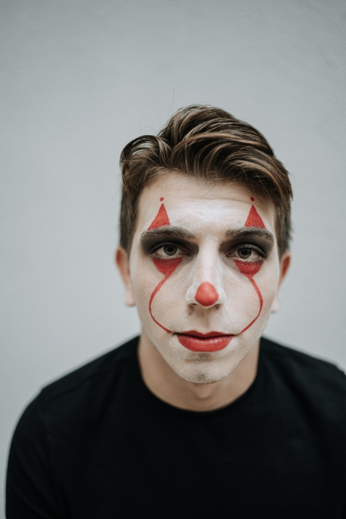 Homme avec maquillage de clown