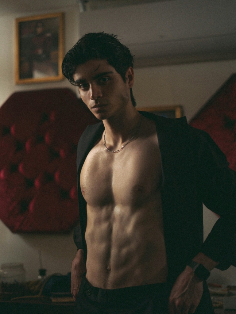 Atletikus srác félmeztelenül