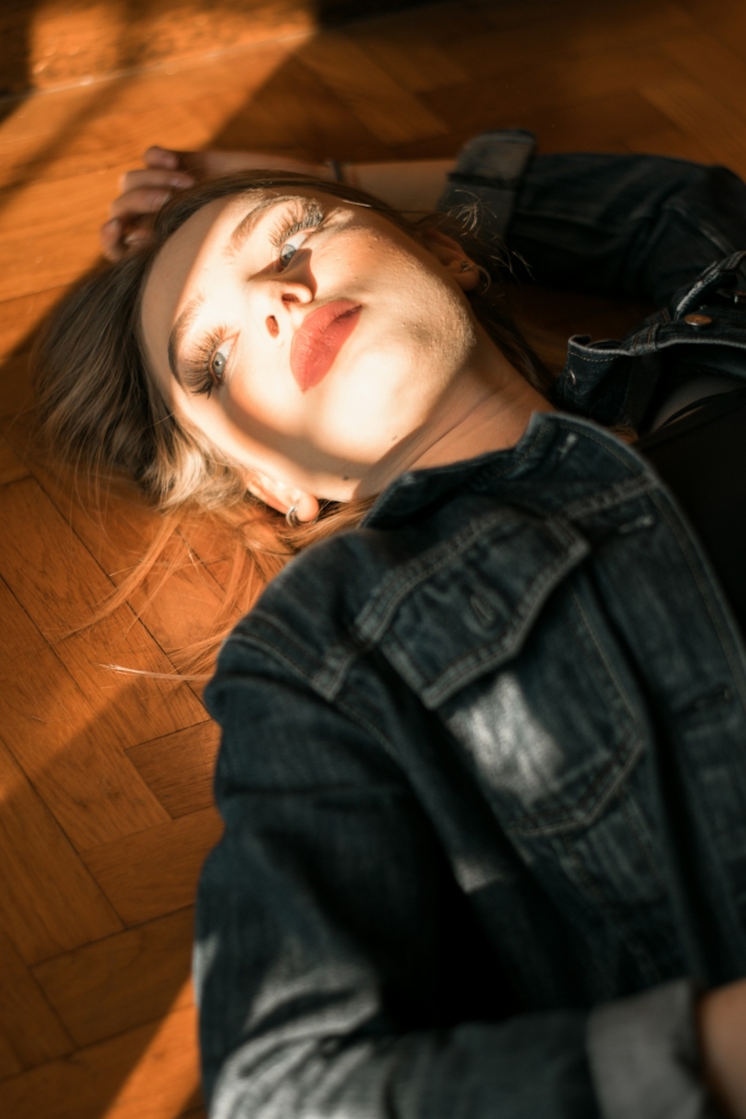Fiatal lány fekszik a padlón