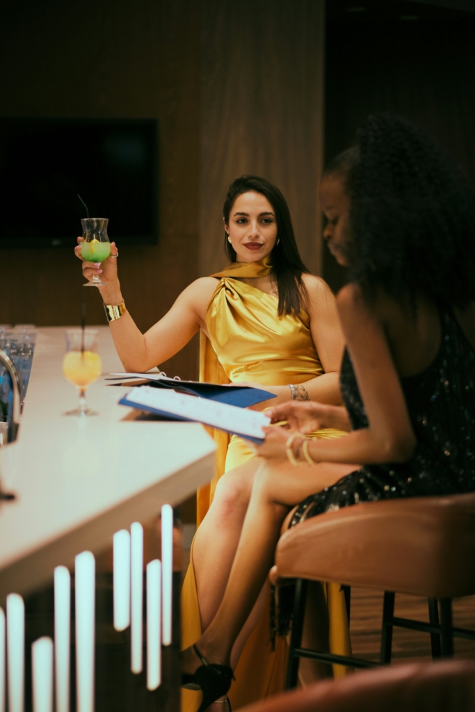 Nő egy bárban iszogat