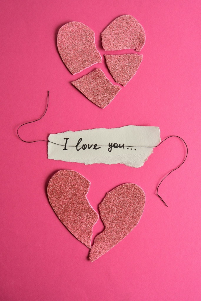 Szakadt szivecske papírok