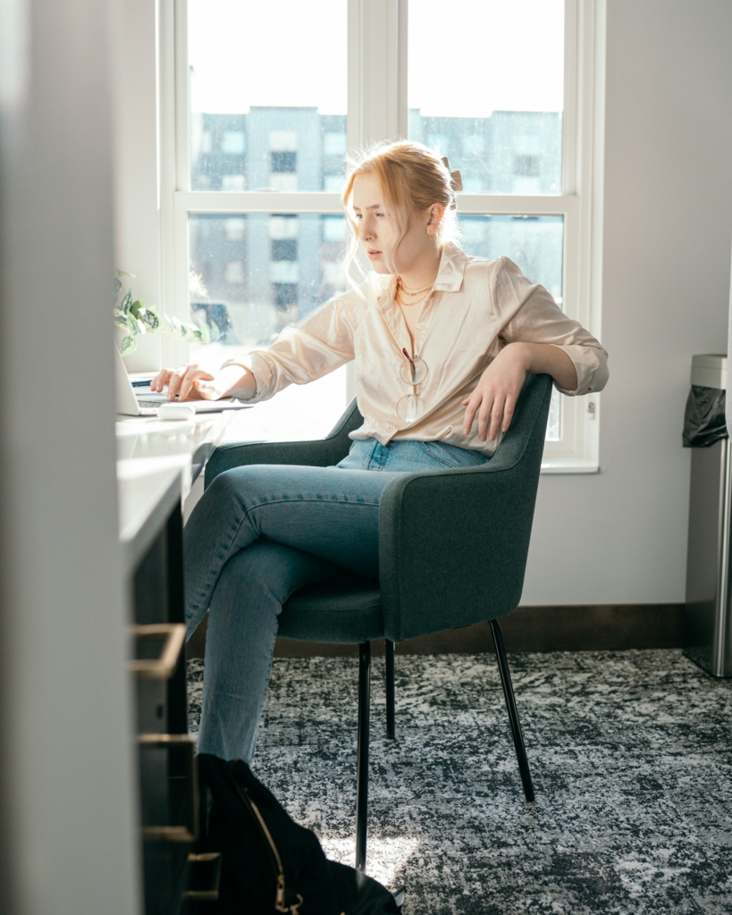 Nő az íróasztalnál