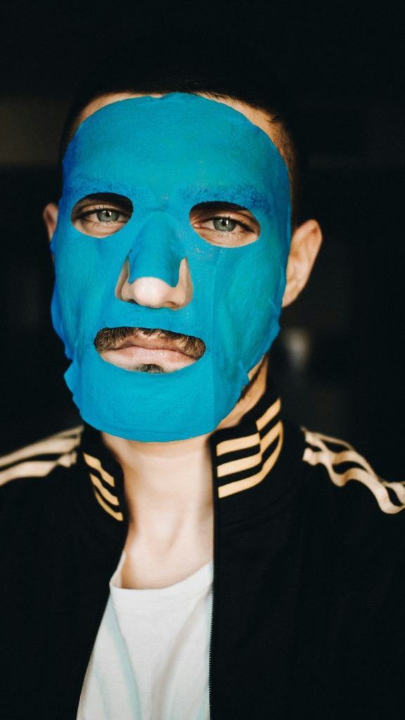 Homme avec masque bleu
