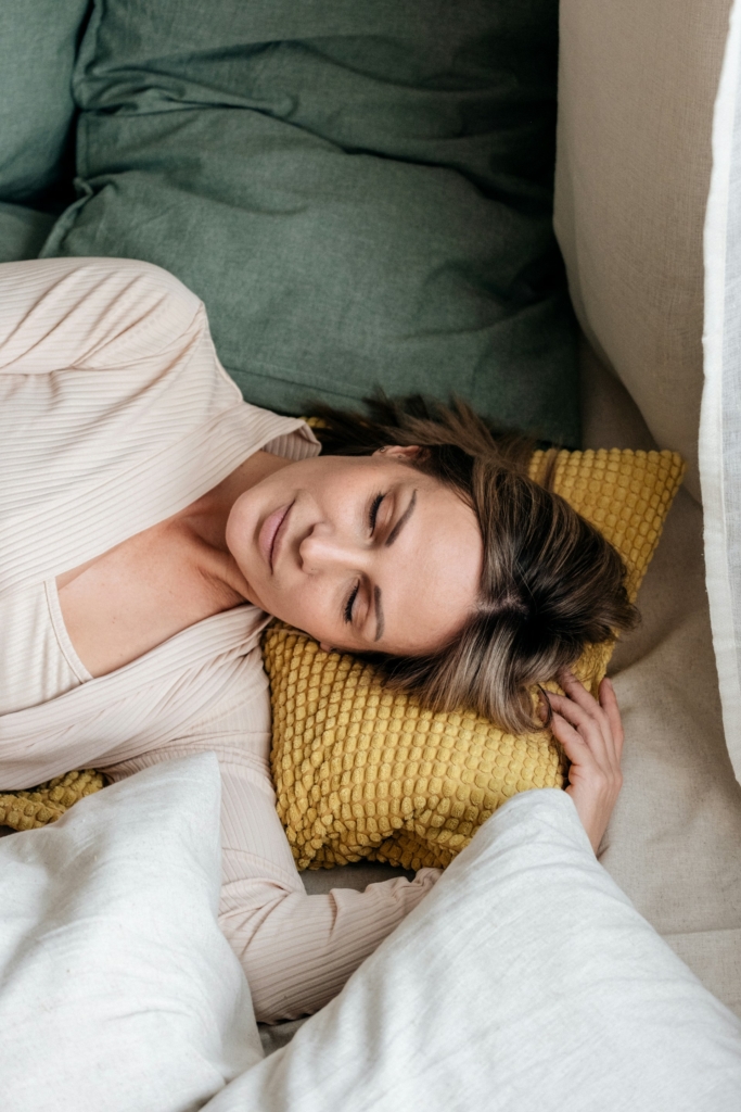 Nő díszpárnákon pihen