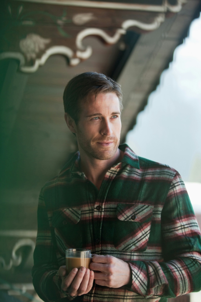 Férfi kávézik, portré