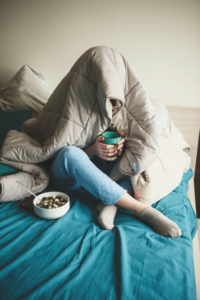 Depressziós nő a fejére húzott paplannal