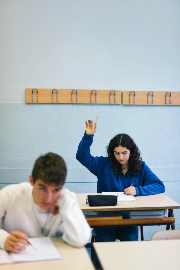 Fiatal lány jelentkezik a tanórán