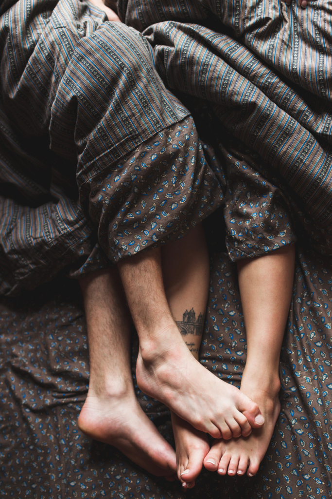 Lábak lógnak ki a paplan alól