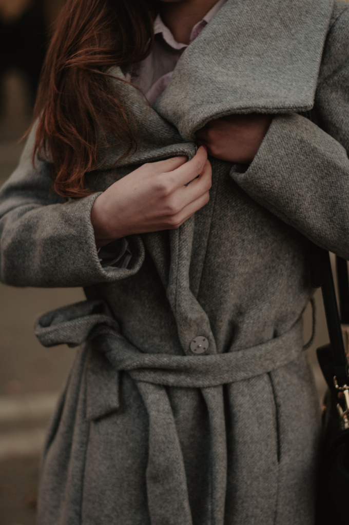 Nő felvesz egy gyapjúkabátot