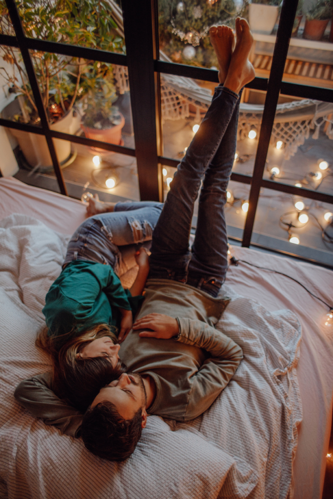 Szerelmespár összebújva az ágyban