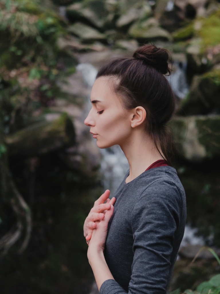 Nő a szabadban meditál