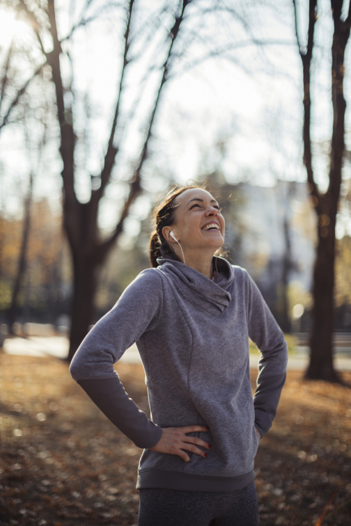 Sportos nő a szabadban fut