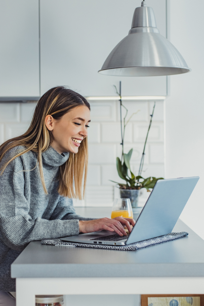 Lány laptopon tanul